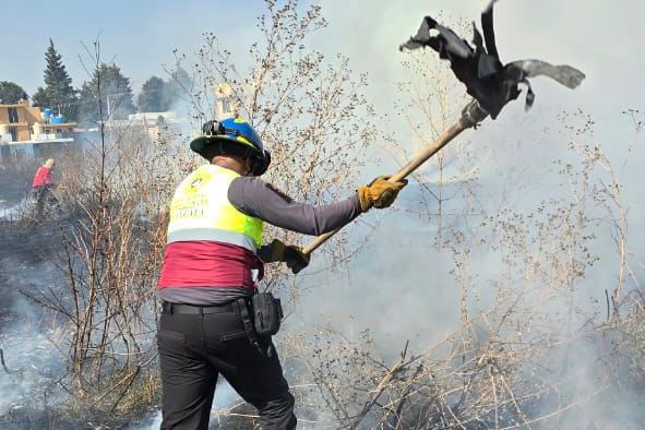 Unen esfuerzos Protección Civil y Policía Municipal de Tlaxcala con el estado y bomberos para proteger a la población de incendio en pastizal